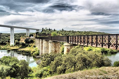 Pôr do sol na antiga ponte ferroviária que ligava o Vale do 